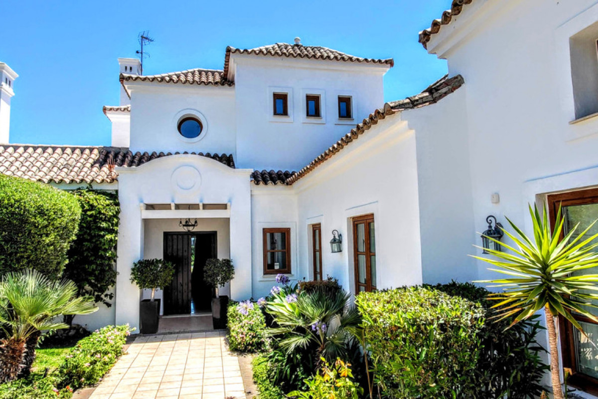 Qlistings Villa in Estepona, Costa del Sol main image